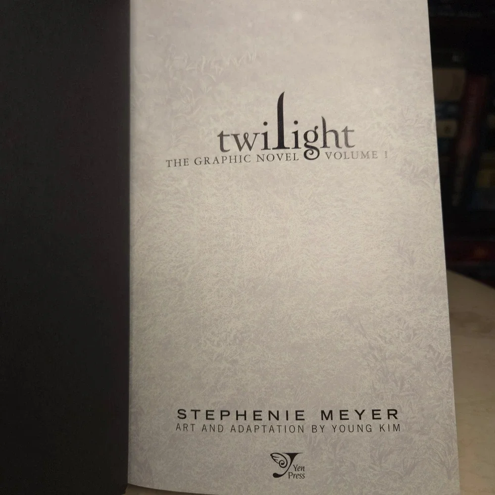 Twlight the Graphic Novel: Volume 1 by Stephenie Meyer *1st Print*